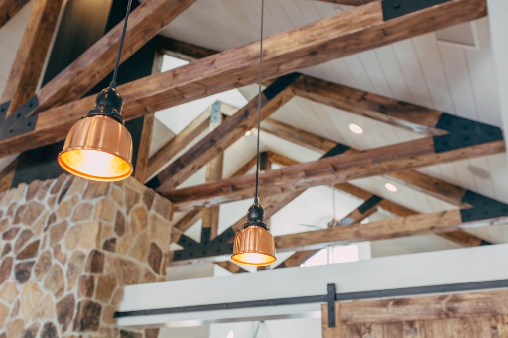 Quel luminaire choisir pour sublimer un plafond avec des poutres